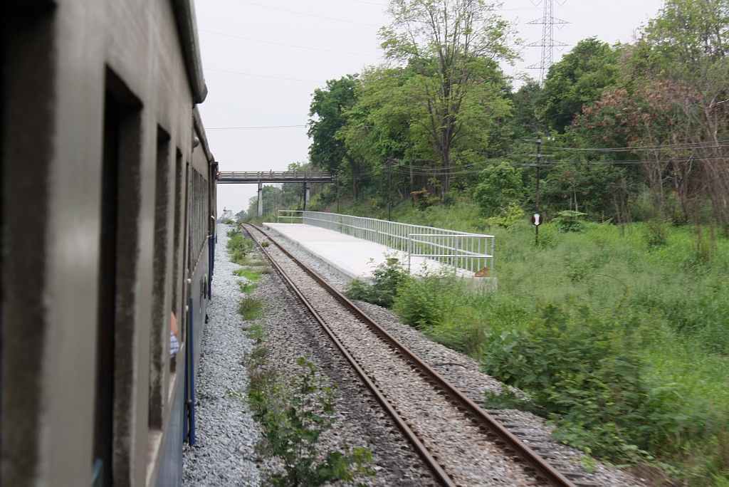 Zwischen der Hst. Khao Phra Baht und dem Bf. Si Racha Junction liegt in der Nhe des Wat Palelaiwan diese neue, noch namenlose und noch nicht im Betrieb befindliche, errichtete Haltestelle. Bild vom 17.Mrz 2011.
