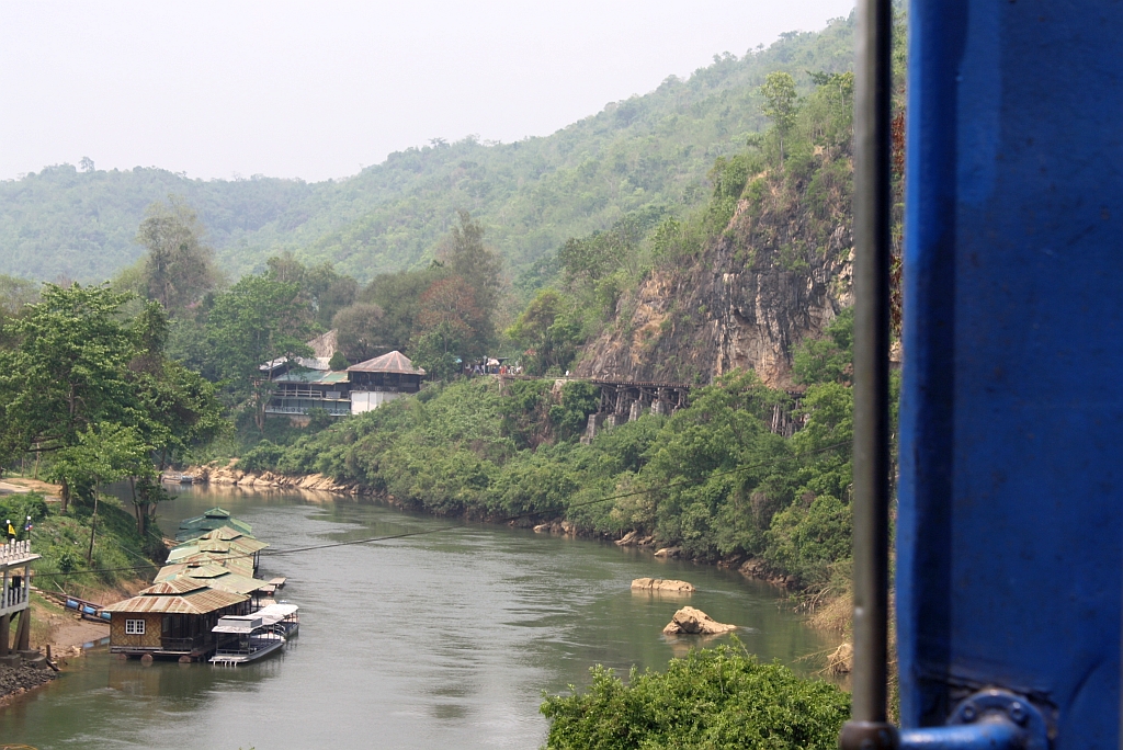 Zwischen der Hst. Saphan Tham Krasae und dem Bf. Tham Krasae fliet der Mae Nam Kwai Yai so knapp an den Felsen vorbei, da fr die Streckenfhrung zwei Trestle-Brcke erichtet werden muten; Aufnahme vom 13.Mrz 2011.
