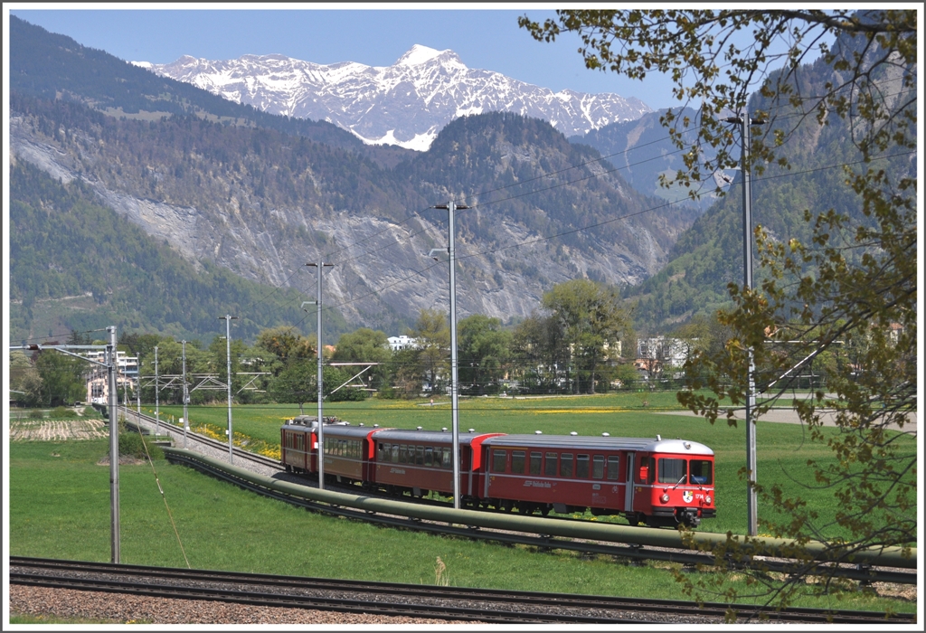 Zwischen Igis und Zizers legt sich die S1 1521 in die Kurve. Im Hintergrund leuchtet die Schesaplana 2964m. (20.04.2011)
