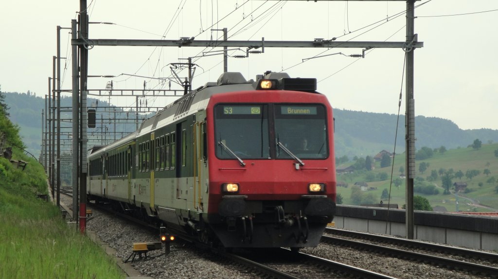 Zwischen Immensee und Arth-Goldau ist der  Banalverkehr  (rechts fahren) stndlich zu beobachten. Der RBDe 560 100-0  Luino  mit der S3 nach Brunnen sticht bei Immensee von rechts auf die Hauptachse und muss in Goldau sowieso wieder auf das rechteste Perrongleis einfahren (genau wie Voralpenexpress). Deshalb gibt es auf dieser Seite des Zugersees viele Rechts- und Parallelfahrten. Beim Spurwechsel in Immensee wurden deshalb schon vor einigen Jahren 90-km/h-Weichen eingebaut. (02.05.11)