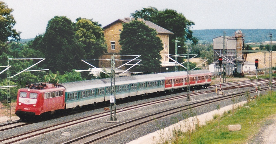 Zwischen Kitzingen und Neustadt/Aisch wurde der Nahverkehr auf der Schiene in den 1970er Jahren eingestellt, um mehr Platz fr Fern- und Gterzge zu schaffen. Teilweise wurde der mgliche Verzicht auf Bahnsteige zu Neutrassierungen genutzt. Bei Markt Einersheim entstand ein  neuer Bahnhof  mit mittigem berholgleis neben dem alten Empfangsgebude. (RE nach Nrnberg am 13.7.98)