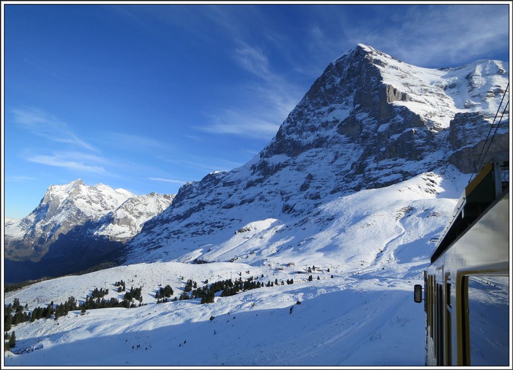 Zwischen Kleine Scheidegg und Alpiglen fhrt die WAB unmittelbar unter der Eigernordwand durch. (13.11.2012)