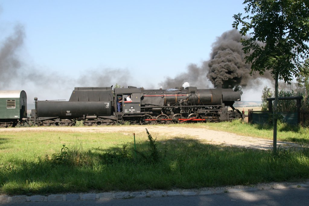 Zwischen Korneuburg und Ernstbrunn h�lt am 22.08. 2010 die 52.4984 am Bahnhof Mollmannsdorf  