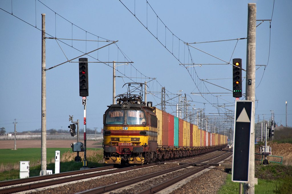 Zwischen Lanzhot und Breclav kam mir am 19.04.2011 die BR 230 003 mit diesem Containerganzzug entgegen. 