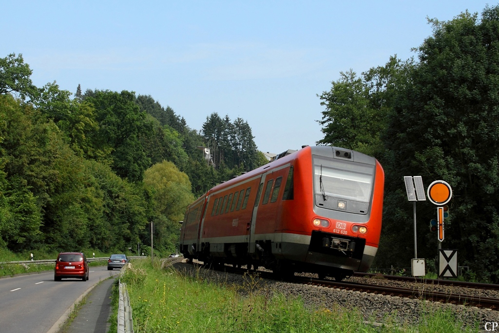 Zwischen Löhnberg und Weilburg legt sich 612 120 in die Kurve. Der Zug fährt als RE 3284 nach Koblenz. (18.8.2011)