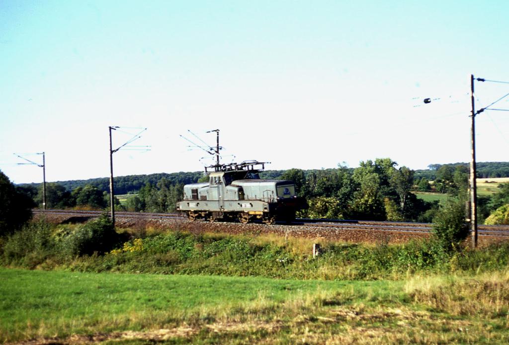 Zwischen Luxembourg und Thionville ist am 7.9.1996 das SNCF Krokodil
12088 solo Rtg. Thionville unterwegs.