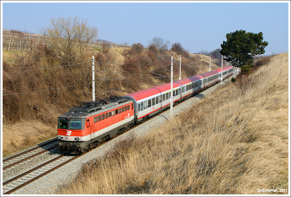 Zwischen Mdling und Guntramsdorf Sdbahn begegnet uns 1142 626-9 mit dem BB IC 257 von Wien Meidling nach Maribor.