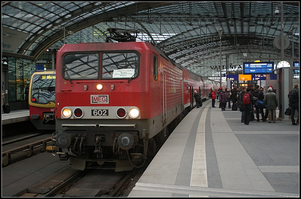 Zwischen Nauen und Berlin Charlottenburg pendelt MEG 602 fr DB Regio. Hier hlt sie am 20.01.2011 mit der RB 18914 planmig in Berlin Hauptbahnhof.