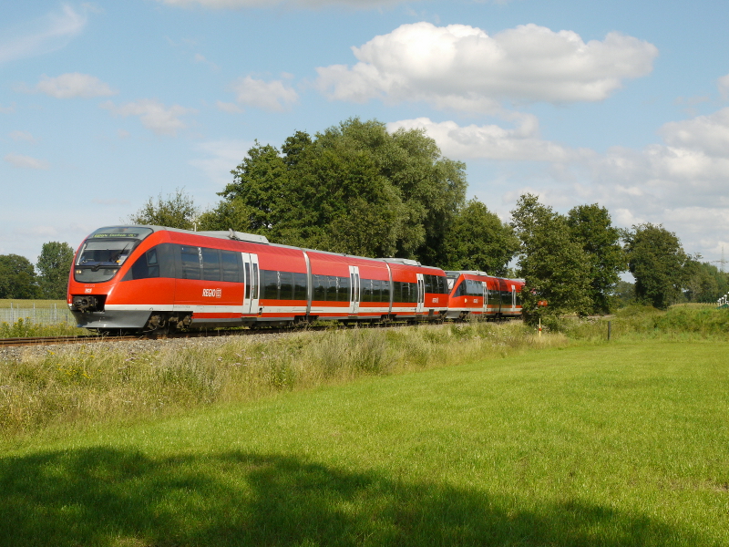 Zwischen Ochtrup und Gronau fhrt der 643 073 bei Sonne und Wolken und erreicht in krze Gronau. 10.08.2012