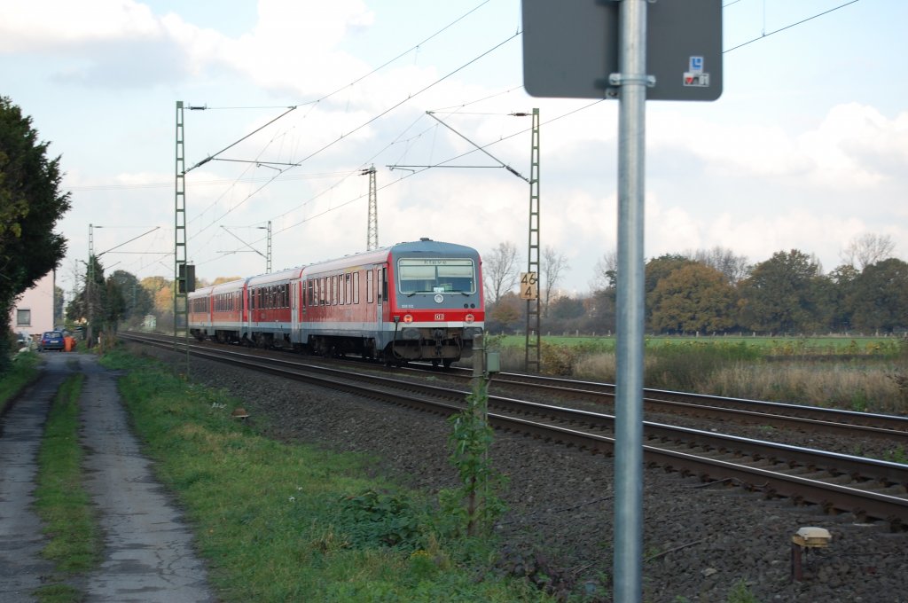 Zwischen Osterath und Krefeld-Oppum geriet mir am 8.11.2009 eine Doppeleinheit 628/928-iger vor die Linse. Dieser Zug ist auf dem Weg von D�sseldorf zu seinem Ziel Kleve.