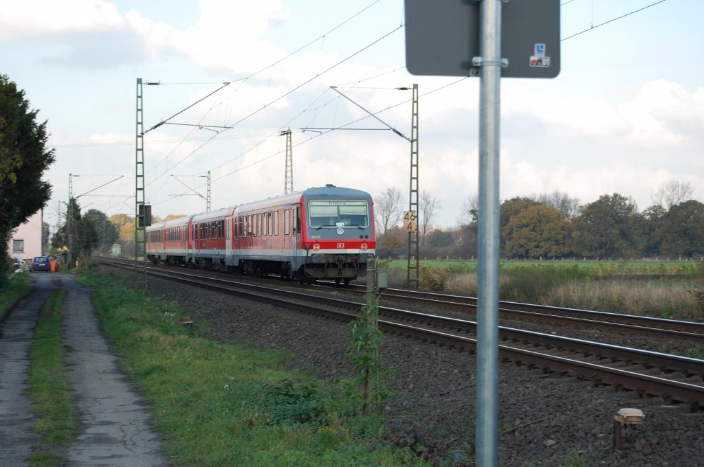 Zwischen Osterath und Krefeld-Oppum geriet mir am 8.11.2009 eine Doppeleinheit 628/928-iger vor die Linse. Dieser Zug ist auf dem Weg von Dsseldorf zu seinem Ziel Kleve.
