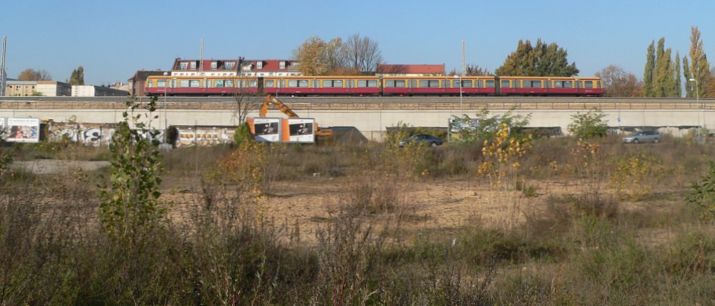 Zwischen Ostkreuz und Treptower Park - eine S-Bahn der BR 481. 31.10.2009