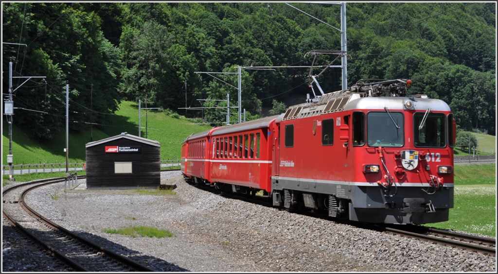 Zwischen Pragg-Jenaz und Schiers befindet sich die Diensstation Fuchsenwinkel, wo gelegentlich Zge kreuzen. RE1245 mit der Ge 4/4 II 612  Thusis  ist auf dem Weg nach Scuol-Tarasp. (05.07.2012)