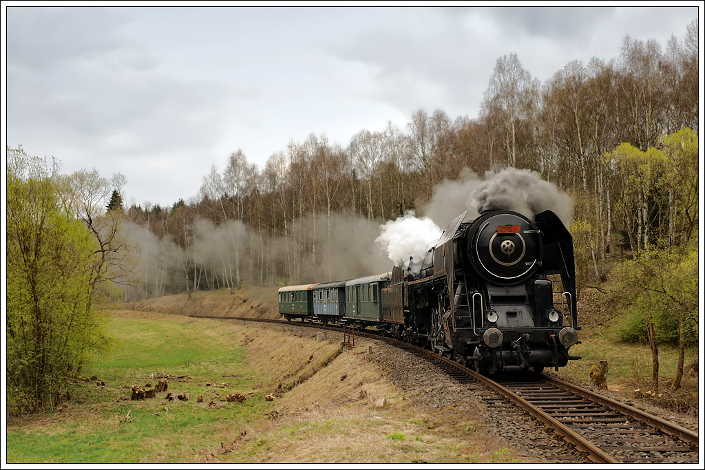 Zwischen Protivec und Bochov fuhr der Zug als Sp 96760. Auf dieser Strecke gibt es keinen Personenverkehr mehr. Die Aufnahme zeigt 475.111 am 16.4.2011 mit ihrem Sonderzug kurz vor dem Banhof Bochov. Diese Aufnahme kann natrlich berall entstanden sein *gg*