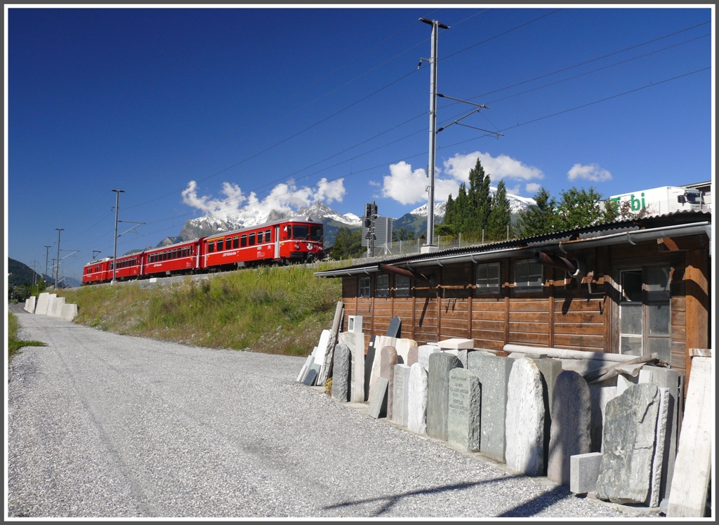 Zwischen RhB und SBB Linie bei Zizers werden ungesthrt Grabsteine gemeisselt. S1 1575 ist auf dem Weg nach Rzns. (01.09.2010)