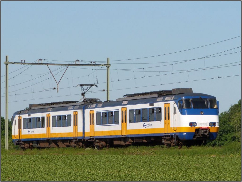 Zwischen Roermond und Sittard kam mir dieser Sprinter der Nederlands Spoorwegen
vor die Linse. Location: Echt/ Niederlande im Mai 2012. Ich hoffe ,die Kategorie ist
richtig gewhlt ,ansonsten bitte ich um Mithilfe. L.G.