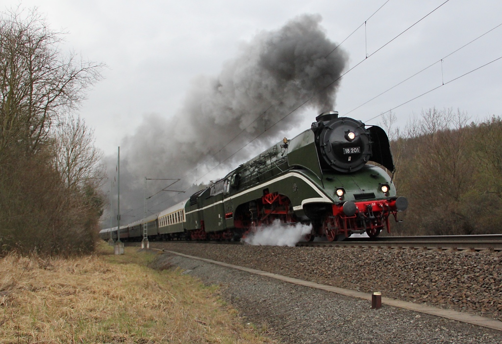 Zwischen Ronshausen und Hnebach entstand dann das dritte Bild der Sonderfahrt mit 18 201 am 07.04.2012. Erstaunlich war an diesem Tag besonders das Wetter, denn immer wenn der Dampfer um die Ecke bog, zog sich der meist blaue Himmel zu und massenweise Wolken verdeckten pltzlich die Sonne... natrlich nur solange, bis das Objekt der Begierde vorbeigerauscht war.