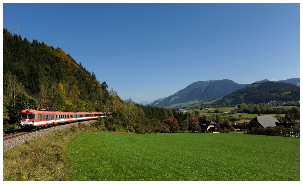 Zwischen Stainach-Irdning und Prgg kam es im Rahmen einer Fotofahrt mit 4010 009 am 4.10.2010 zu einer Nebenfahrt, bevor es durch das Ennstal als SLP 14268 weiter nach Bischofshofen ging.