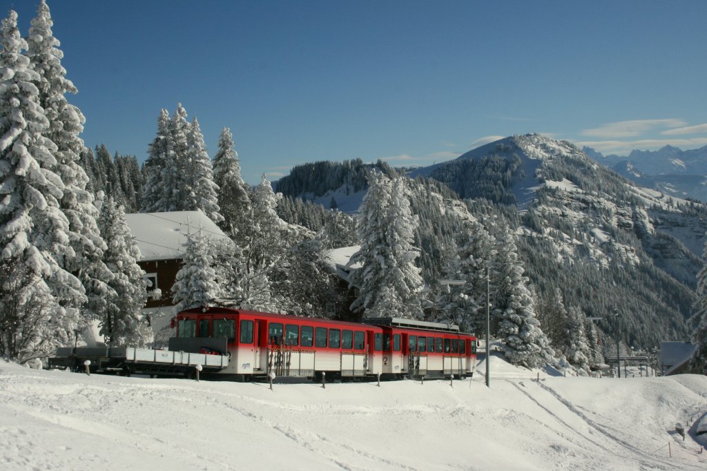 Zwischen Vitznau und dem Rigi ist im Winter oft nur einer der beiden modernen Pendelzge im Einsatz. Am 20.12.2009 war dies BDhe 4/4 21 mit Bt 31, hier als Zug 1127 zwischen Kaltbad und der Staffelhhe. 