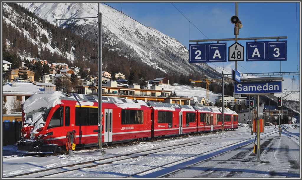 Zwischen dieser und der vorhergehenden Aufnahme in Preda liegen nur 16 Minuten Fahrzeit und der 5866m lange Albulatunnel. Nebel in Preda und Sonne in Samedan.
Hier sah ich per Zufall den ersten vierteiligen Allegra 3101 ABe 4/16 fr den Churer S-Bahn Verkehr. (08.12.2011)