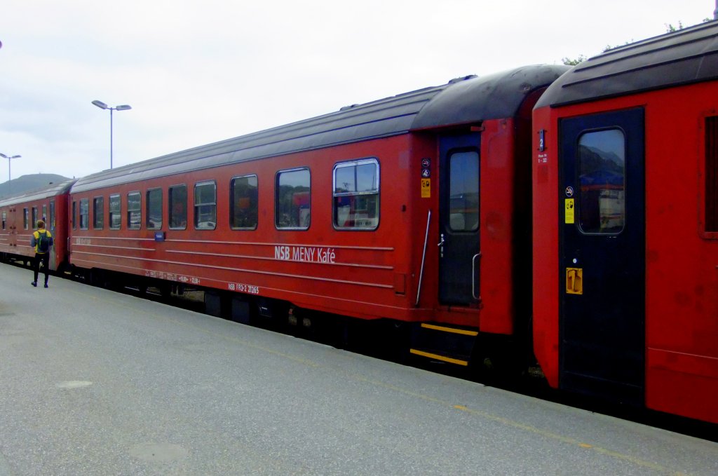 Zwischen zwei B5 sehen auch die B3 der neueren Ausfhrung gleich noch etwas lter aus. Mangels passender Fahrzeuge des Typs 5 entstammen alle Speisewagen im Nordland dem Typ 3, so auch der Wagen im Tagzug Bod - Trondheim am 1.7.2010. 