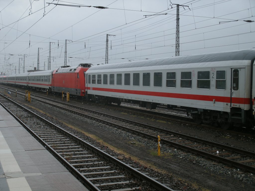 Zwischen zwei IC-Z�gen stand,am 14.Mai 2011,in Stralsund die 101 132. 