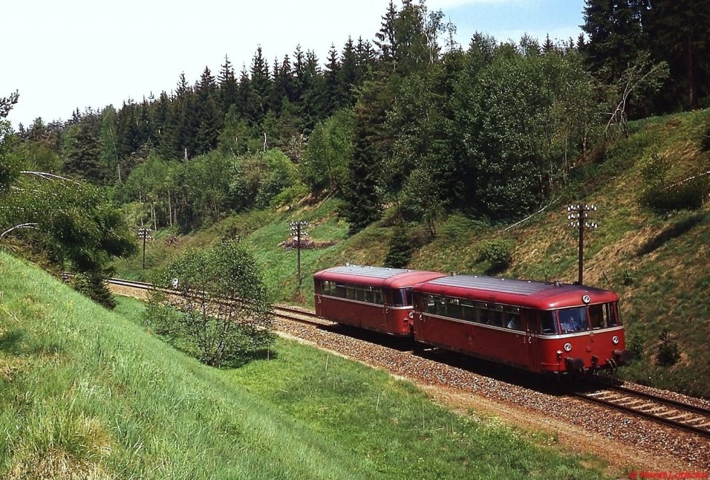 Zwischen Zwiesel und Regen ist eine 798/998-Garnitur bei Bettmannsäge unterwegs (Mai 1979)
