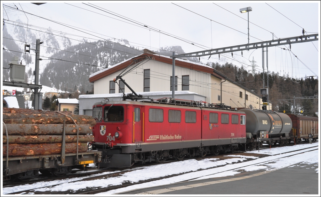 Zwischendienst am Albula? So siehts aus, ist aber nur beim Rangieren in Pontresina so entstanden. Ge 6/6 II 704  Davos . (22.02.2011)