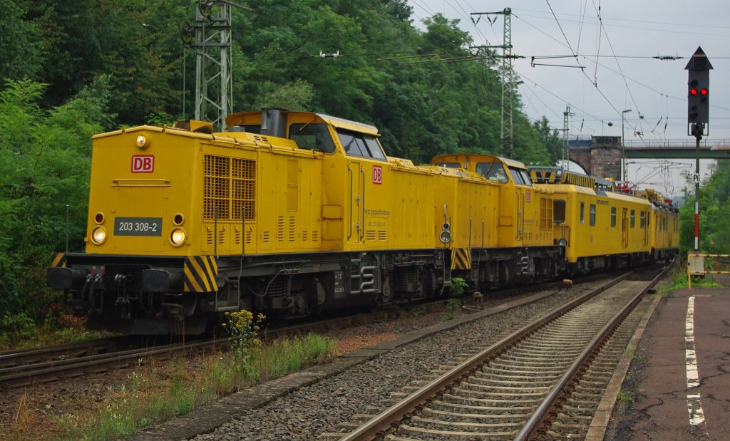 Zwischendurch kam dann noch 203 308-2 mit einer Schwesternlok und ein bisschen Bauger�mpel aus Richtung Kassel auf ihrer Fahrt Richtung Nordhausen durch Eichenberg. Aufgenommen am 04.08.2010