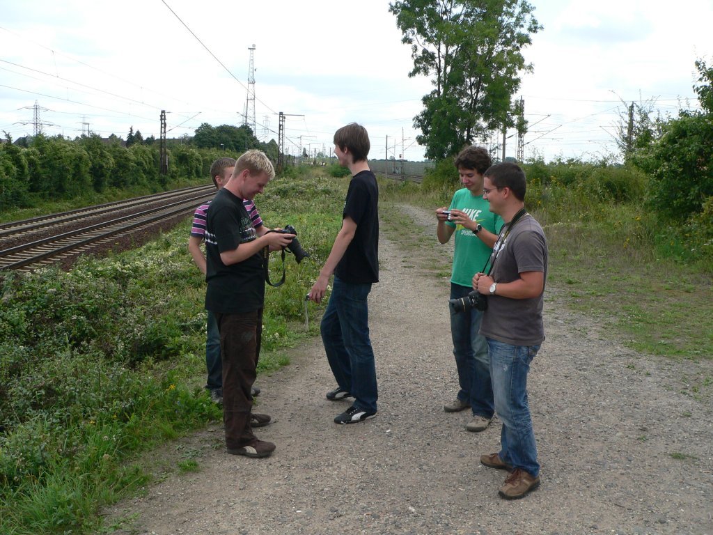 Zwischendurch wurden auf dem Bahnbildertreffen in Hannover die Fotos begutachtet. Von links: Kevin (verdeckt), Martin, Valentin, Matthias und Stefan. 14.8.2010, Ahlten