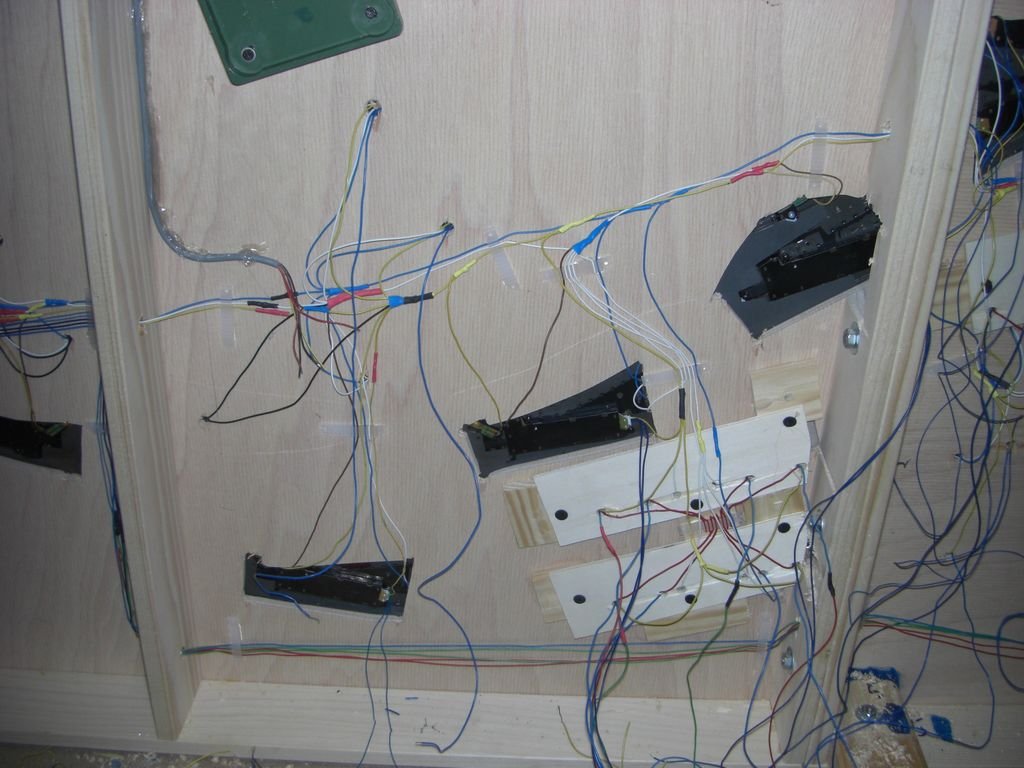 Zwischenzeitlich wurde mit der Verkabelung begonnen.
Der Kran bekam einen Mrklin Unterflurantrieb 7054