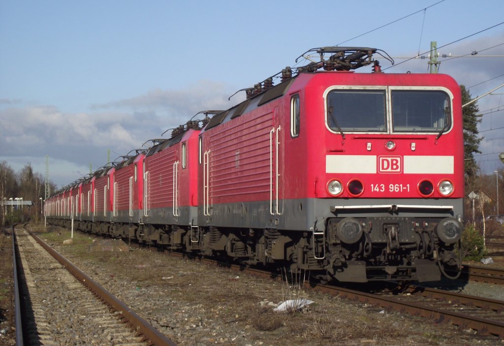 Zwlf ausgemusterte Nrnberger 143er stehen am 15. Januar 2012 im Bahnhof Roth abgestellt. Es handelt sich um die 143 961, 240, 172, 160, 341, 150, 866, 024, 938, 154, 636 und 165.