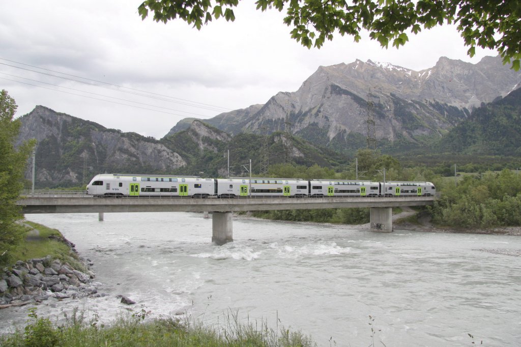 z.Zt.in der Testphase,der neue Stadler Dosto(KISS)RABe 515 der BLS,hier auf der Rheinbrcke bei Bad Ragaz.21.05.12

