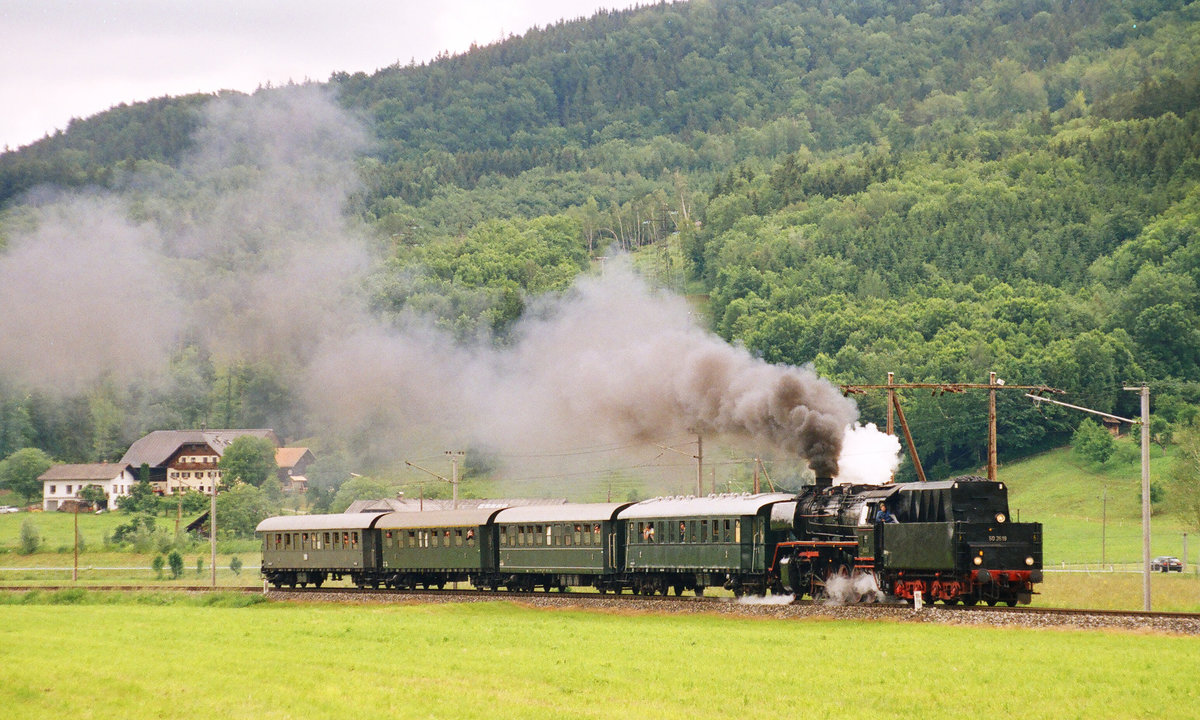  06.06.2004, Aus Anlass des 30. Geburtstages der Östereichischen Gesellschaft für Eisenbahngeschichte (ÖGEG) fanden auf der Strecke der Salzburger Lokalbahn  	Sonderzugfahrten statt. Fotografiert habe ich die 50 5319 mit ihrem Zug auf der Rückfahrt nach Salzburg hier bei Anthering.  