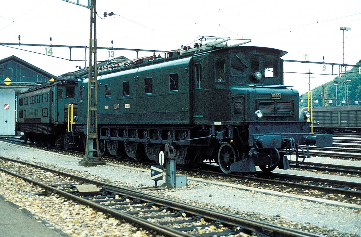 11000 + 10967 Olten 14.10.81 Bahnbilder.de