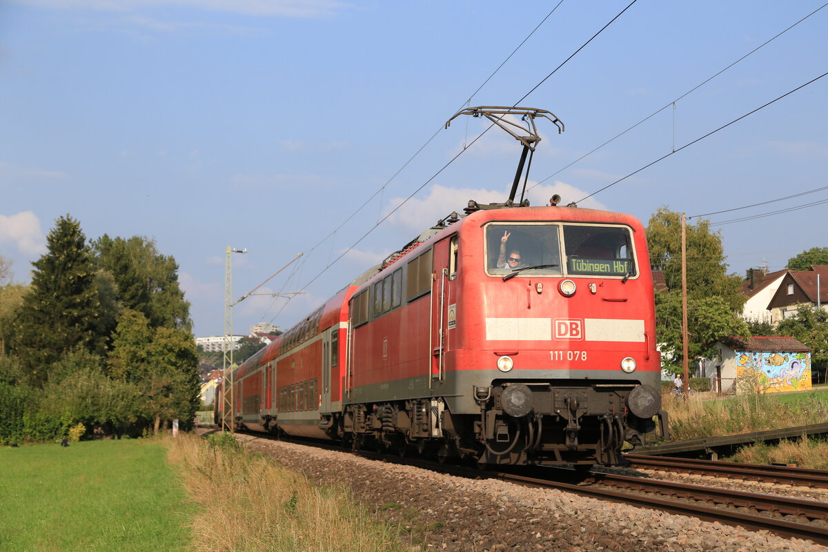  111 078 war am 5.09.2018 mit einem RE nach Tübingen bei Wernau unterwegs. 