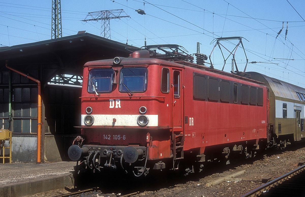 142 105 Riesa 18.05.93 - Bahnbilder.de