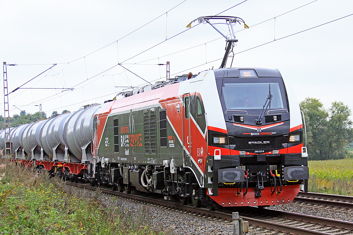  159 227-8 mit Kesselwagen am 24.09.2021 nördlich von Salzderhelden am BÜ 75,1 in Richtung Hannover