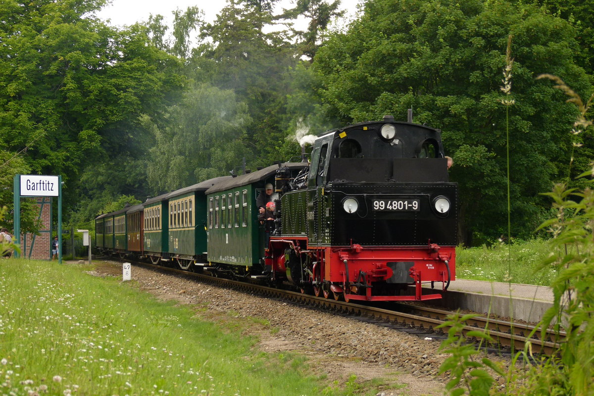  17.06.2011, Schmalspurbahn Göhren - Putbus. P107 nach Göhren fährt in den Haltepunkt Garftitz ein