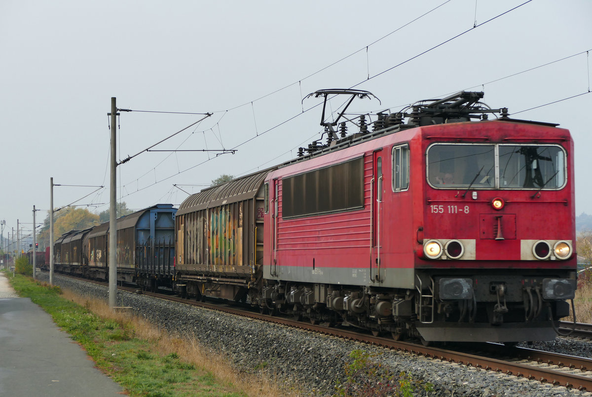  18. Oktober 2018, Lok 155 111 befördert einen Güterzug in Richtung Saalfeld durch Küps.