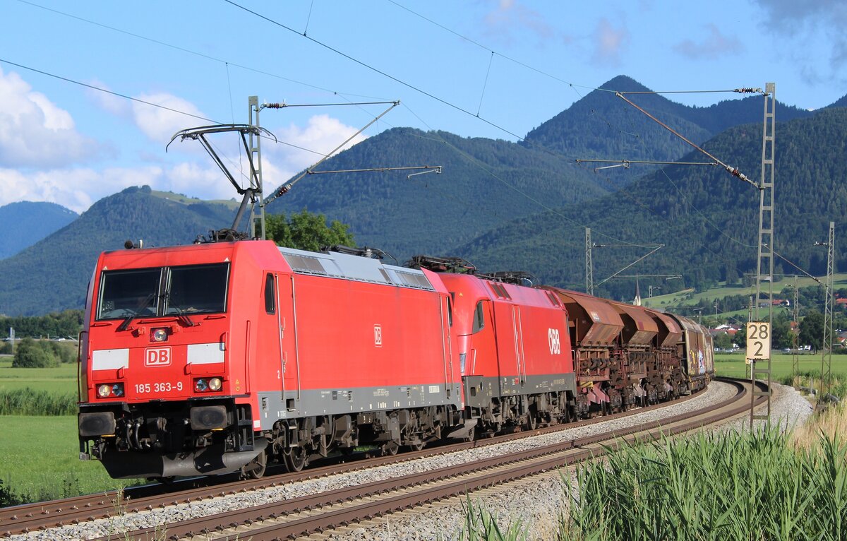  185 363 leisten einem Taurus Richtung München Pannenhilfe. Aufgenommen am 12.07.2021 bei Bernau an der KBS 951