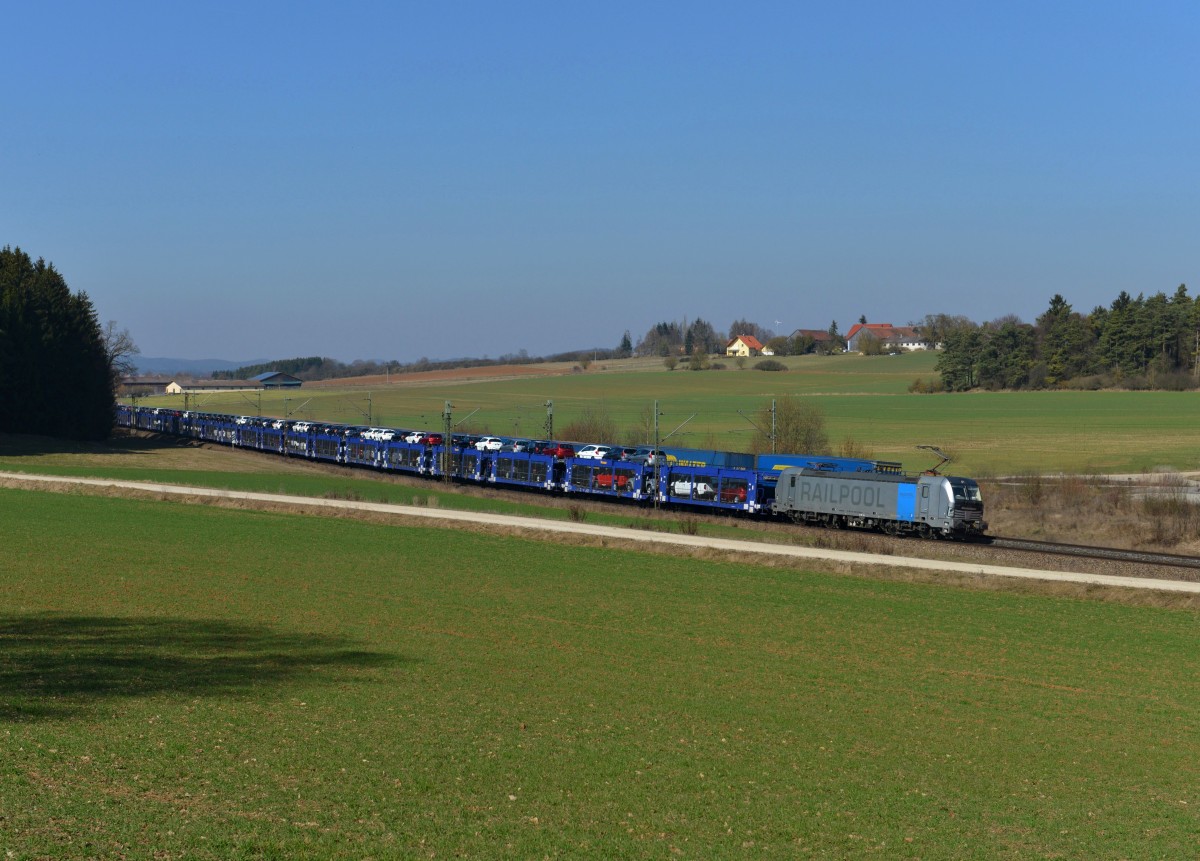  193 802 mit einem Autozug am 13.03.2014 bei Sinngrün.