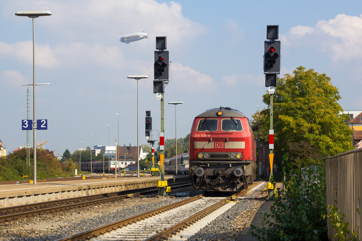  218 435-6 bei der Einfahrt mit IC 119 in Friedrichshafen. 5.7.2017