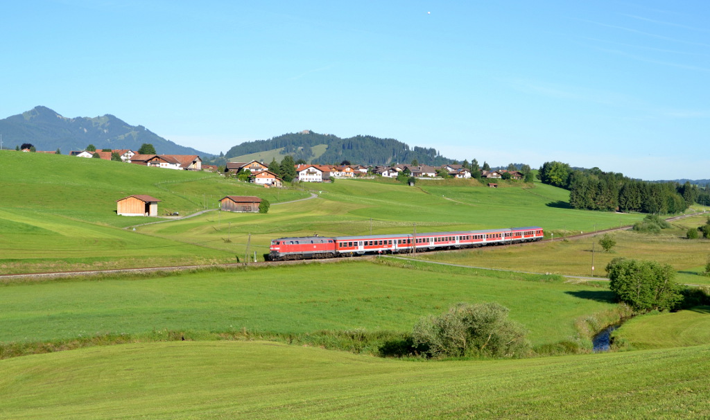  218 486 mit RB 57334 nach Füssen, bei Hopferau. 19.07.2014