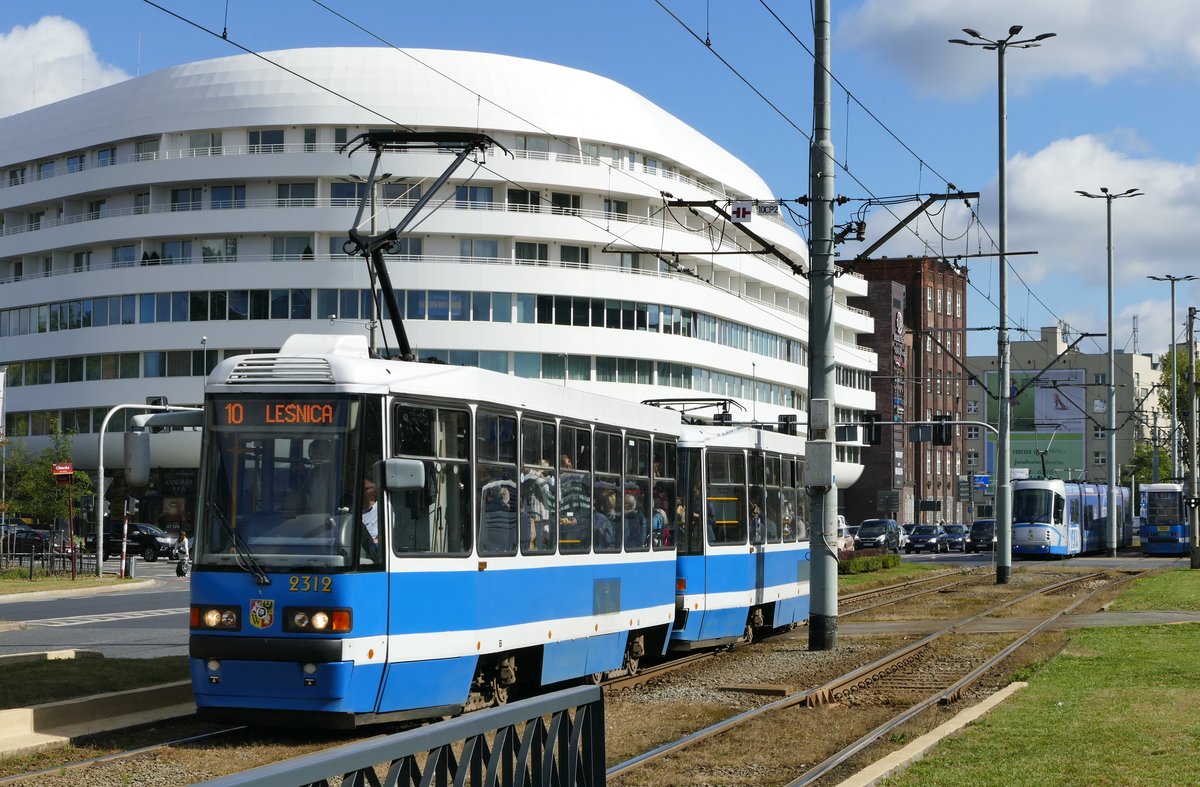  25.09.2018, Polen, Wroclaw/Breslau: Tw Konstal 105Na. Der bekannteste polnische Straßenbahn-Triebwagen wurde 1974 bis 1994 von Konstal (heute „Alstom Konstal S. A.“) in Chorzów hergestellt. Er wurde ständig modernisiert.