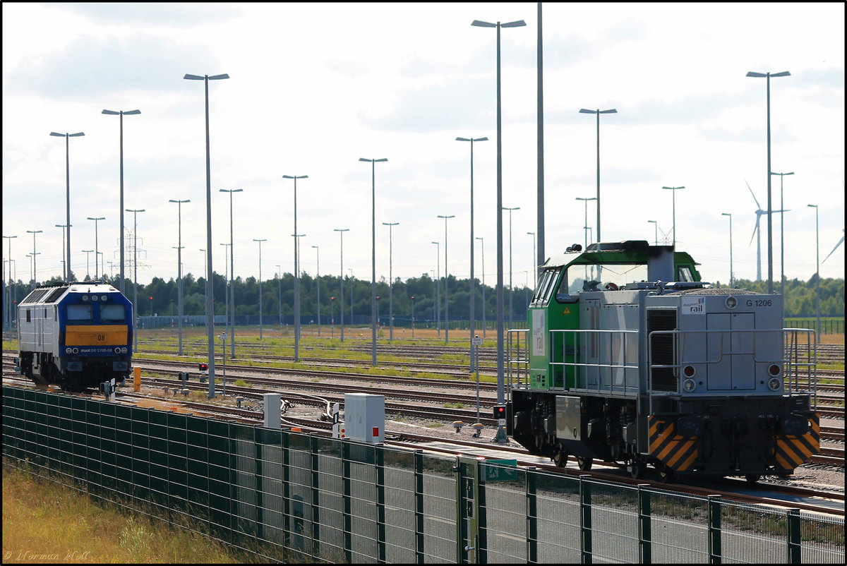  275 021-4, duisportrail und 251 008-9 MaK DE 2700 abgestellt auf dem Jade-Weser-Port. 08/07/2017 Wilhelmshaven