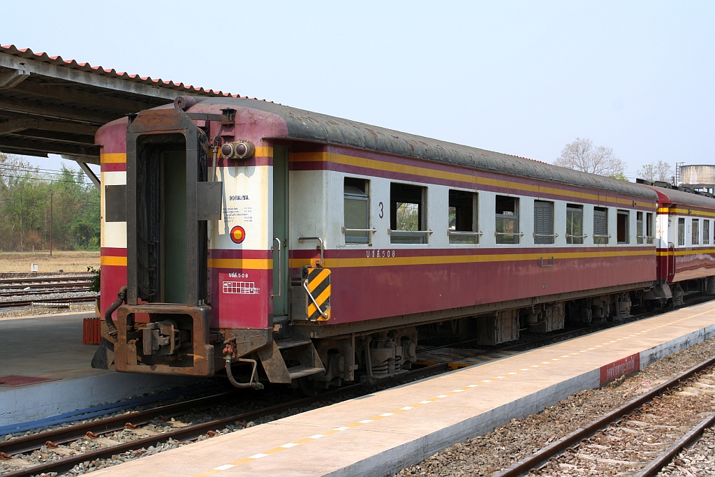  บชส. 508 (บชส. =BTC./Bogie Third Class Carriage) am 26.März 2023 in der Den Chai Station.