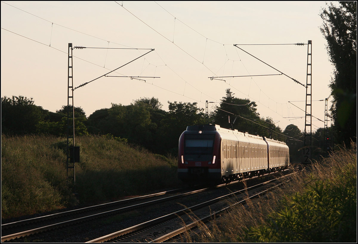 . 430iger im Streiflicht -

S-Bahn-Vollzug in Richtung Schorndorf auf der Remsbahn bei Weinstadt-Endersbach.

09.06.2016 (M)