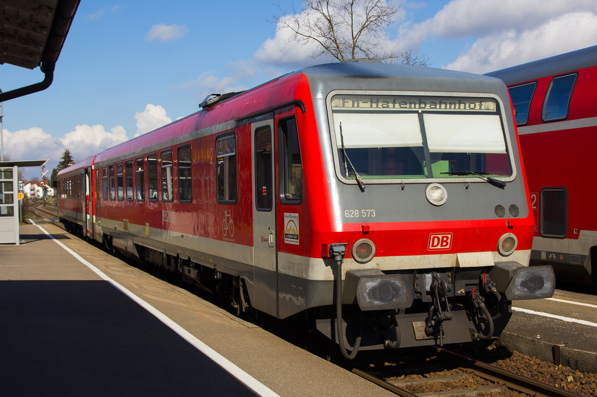  628 573 wartet auf Gäste im Bahnhof Nonnenhorn. 7.3.16