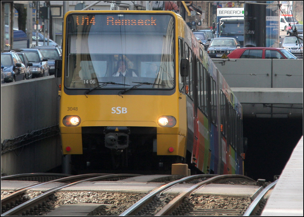 . 7% Schieflage -

Stadtbahn-Triebwagen an der Rampe Stöckach. Seit 1972 müssen hier die Bahnen die Ebenen wechseln. Eigentlich ursprünglich als Provisorium gebaut, denkt hier heute niemand mehr an einen Weiterbau des Tunnels.

18.03.2009 (M)